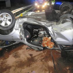 Sokolovsko: Vozidlo po nárazu do pilíře skončilo na střeše