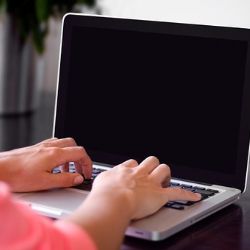 Sokolovsko: Žena na internetu podvedla kolem 150 poškozených  