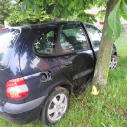 Sokolovsko: Žena narazila do oplocení dětského hřiště. Muž do vozidla taxislužby