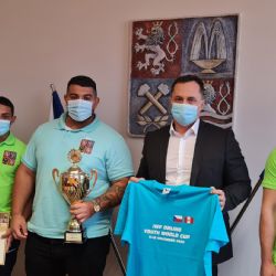 Sokolovští vzpěrači převzali od hejtmana ocenění