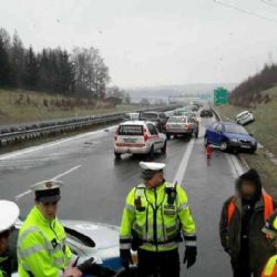 Stále platí varování před zhoršenými podmínkami jízdy na silnicích v Karlovarském kraji