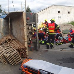 Stará Role: Pod převráceným autem zůstal zaklíněný řidič
