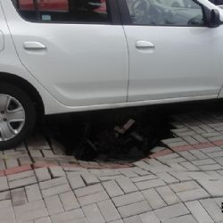 Stará Role: Pod zaparkovaným vozidlem se propadla komunikace