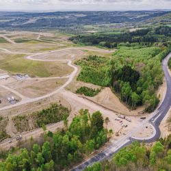 Stavba silnice k budoucímu areálu BMW běží podle plánu