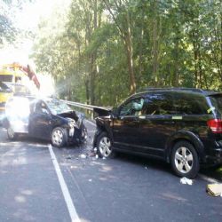 Stráž nad Ohří: Čelní střet dvou vozidel. Na místo letěl vrtulník