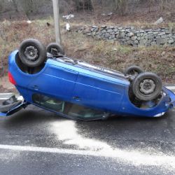 Stráž nad Ohří: Nevěnovala se řízení. Skončila na střeše v protisměru