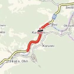 Stráž nad Ohří: Osobní vozidlo narazilo do kamene