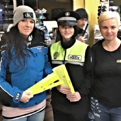 Strážníci a pracovníci BESIP rozdali stovky reflexních doplňků