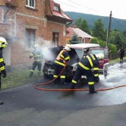 Stříbrná: Hasiči likvidovali požár auta
