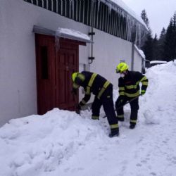 Stříbrná: Hasiči pomohli seniorce odklidit sníh