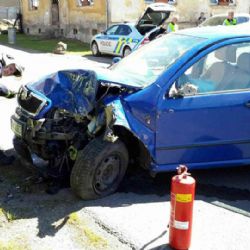 Stříbrná: Vozidlo narazilo do sloupu elektrického vedení