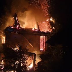 Suchá u Jáchymova: Požár chaty likvidovaly čtyři jednotky hasičů