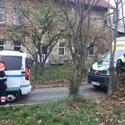 Svatava: Strážníci zachránili ženu ležící v kolejišti