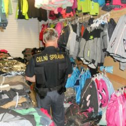 Svatý Kříž: Celníci zajistili na tržnici zboží za miliony