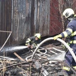 Svatý Kříž: Požár trávy se rozšířil i na část tržnice