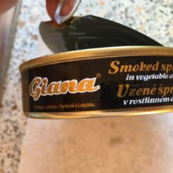 SVS stahuje z trhu uzené šproty v oleji. Mohou obsahovat úlomky kovu