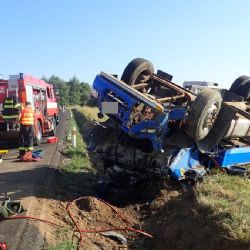 Teleč: Řidiče z nákladního auta museli hasiči vyprostit