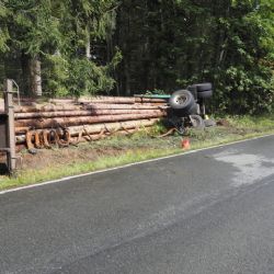 Teplá: Nákladní vozidlo skončilo v příkopu