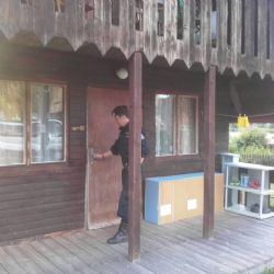 Teplá: Policisté v rámci akce Úklid kontrolovali i chaty a opuštěné objekty