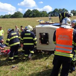 Teplá: Převrácený traktor zavalil mladého muže. Na místo nehody letěl vrtulník