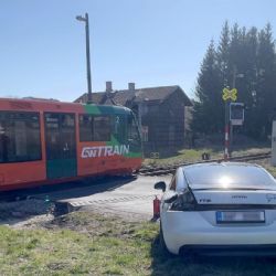 Teplá: Střet osobního vozidla s vlakem 