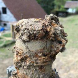 Teplička: Na zahradě svého domu našel ruční granát