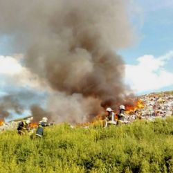 Tisová: U požáru skládky zasahovalo pět jednotek hasičů