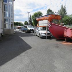 Toužim: Řádně nezabezpečené vozidlo narazilo do nástavby sypače zimní údržby