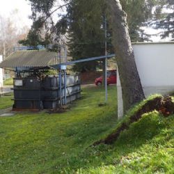 Toužim: Vyvrácený strom ohrožoval nádrž s chloridem železitým 