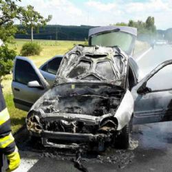 Třebouň: U obce hořelo vozidlo