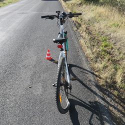 Tři Sekery: Srazil cyklistku. Z místa nehody ujel