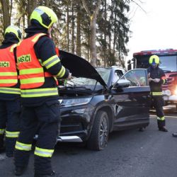 U Mezirolí havarovalo osobní vozidlo. Záchranáře zalarmoval automatický systém eCall