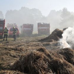 U Teplé hořely balíky sena. Zásah trval sedm dní