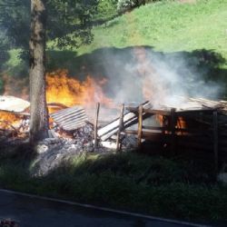 Údolí: U rodinného domu hořela hromada dřeva