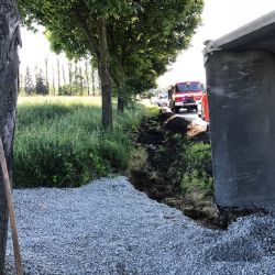 Útvina: Nehoda náklaďáku. Pozor! Štěrk na silnici