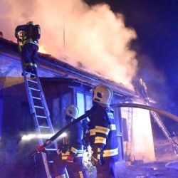 V Chodově u Bečova shořela střecha rodinného domu