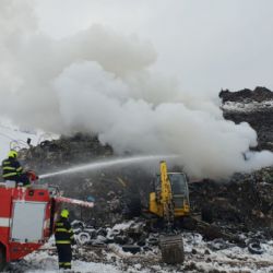 Dva dny hořela v Činově skládka 