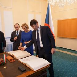 V Karlovarském kraji dnes pobývá maďarský prezident János Áder s chotí.