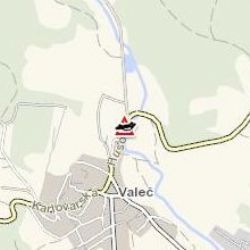 Valeč: V Husově ulici došlo k převrácení nákladního vozidla