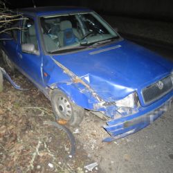 Valy: U obce narazil do stromu. Nadýchal 3,31 promile