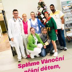 Vánoční stromek ze sokolovské nemocnice plní přání dětem z dětských domovů