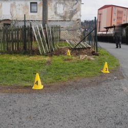 Velichov: Řidič ladil rádio, skončil v plotě