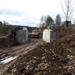 Vernéřov: Práce na hrázi rybníku se chýlí do závěru