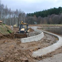 Vernéřov: Rekonstrukce přelivné hrany na rybníku finišuje
