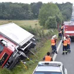Verušičky: Z havarovaného kamionu unikala nafta