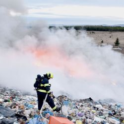 Vintířov: Požár skládky likvidovali hasiči sedm hodin