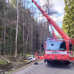 Vítkov: Na místo nehody byl povolán automobilový jeřáb