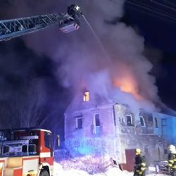 Vojtanov: U požáru střechy domu zasahovalo šest jednotek hasičů 