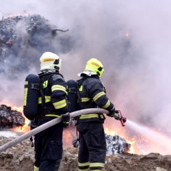 Vřesová: Požár skládky likvidovaly čtyři jednotky hasičů