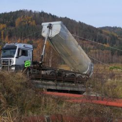 Vřesová: Řidič zapomněl sklopit korbu sklápěčky. Škoda půl milionu